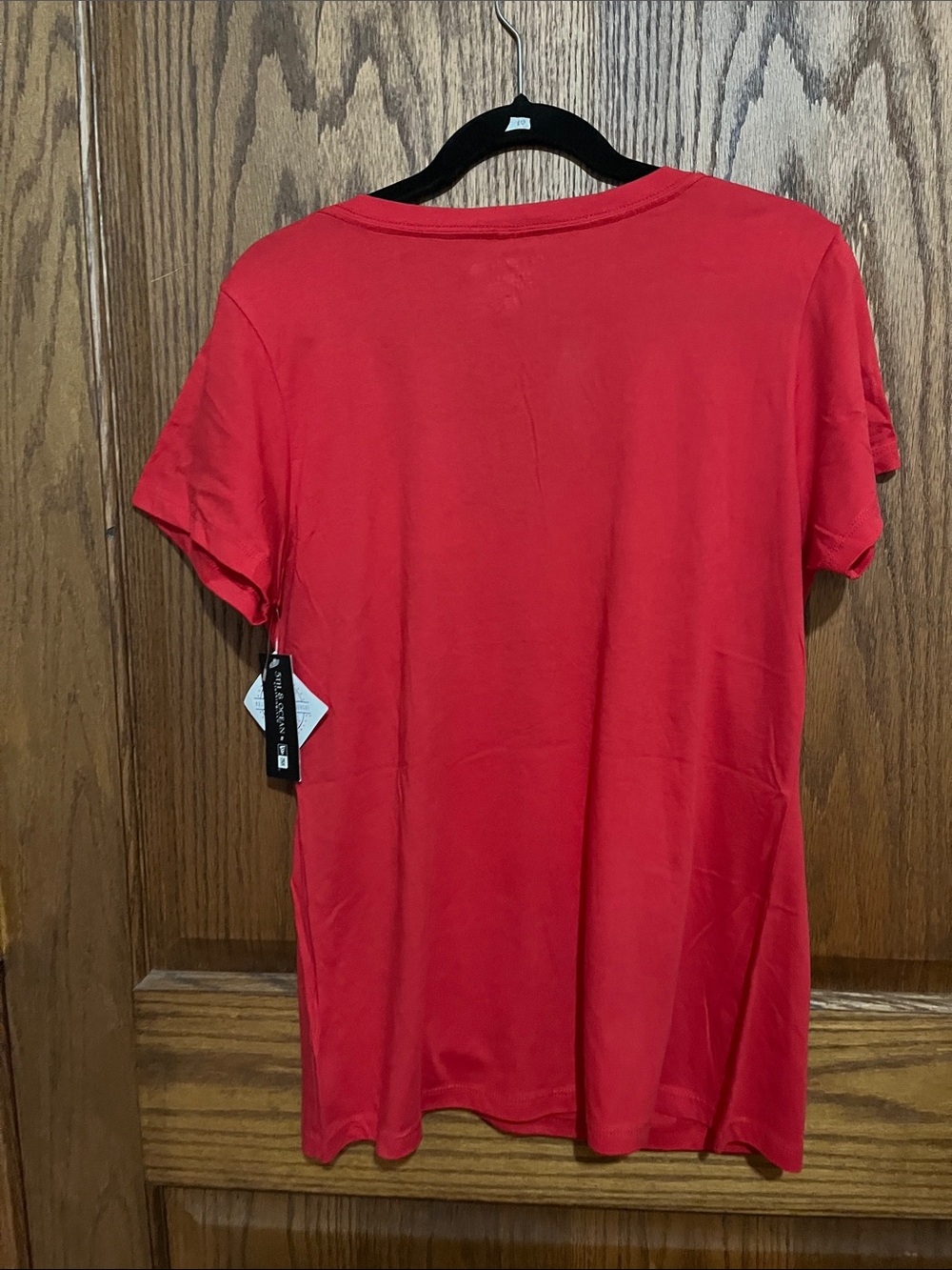 5th & Ocean Red Chicago Cubs V-Neck Graphic Tee - Picture 4 of 5